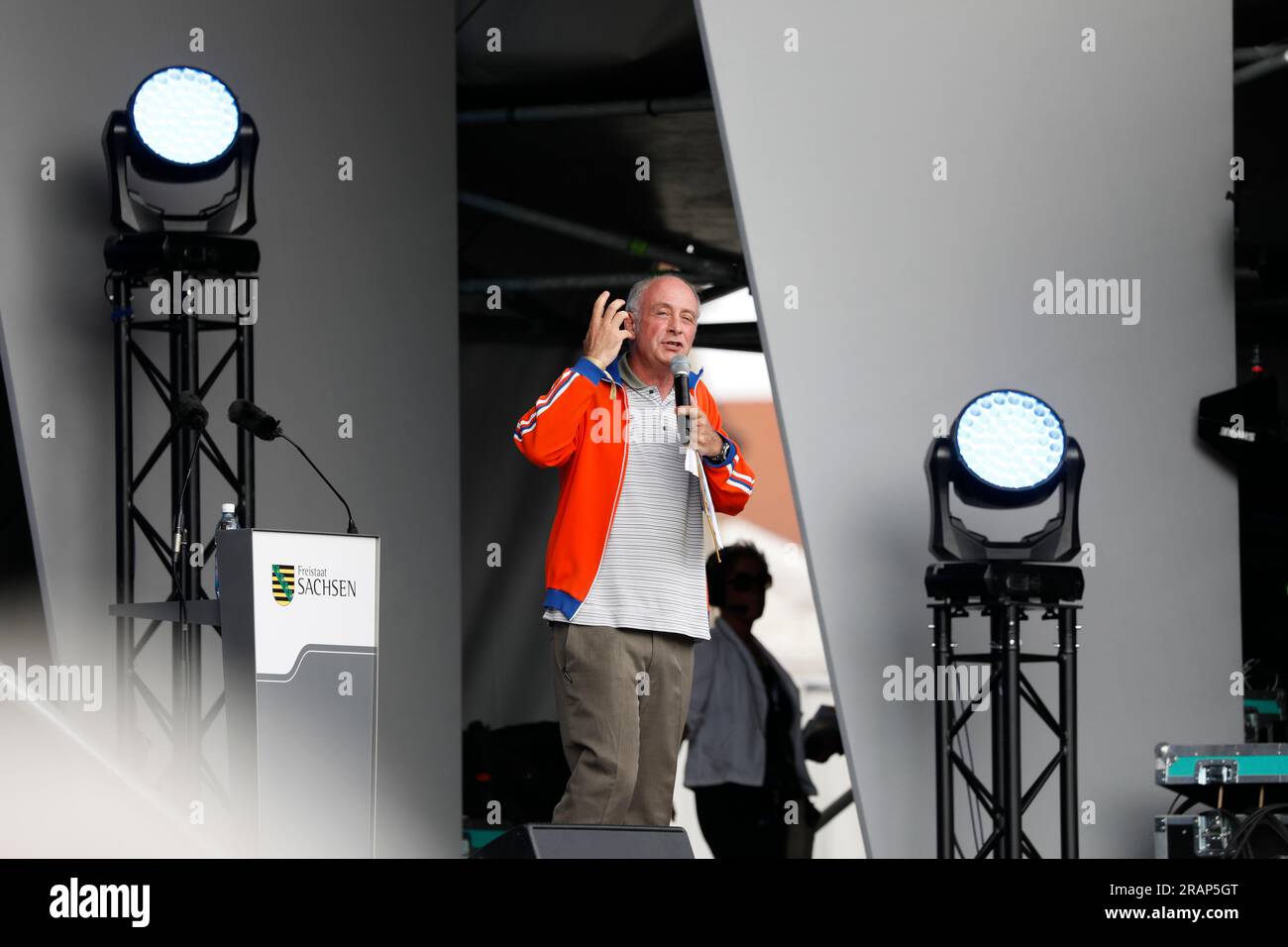 Der französisch-deutsche Kabarettist Emmanuel Peterfalvi in der Rolle des TV-Reporters Alfons ist der Moderator bei der Fête de l'Europe auf dem Dres Foto Stock