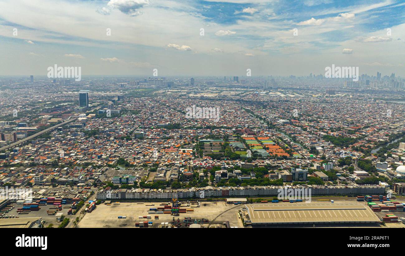 Bassifondi e grattacieli di Giacarta. Paesaggio urbano, Indonesia. Foto Stock