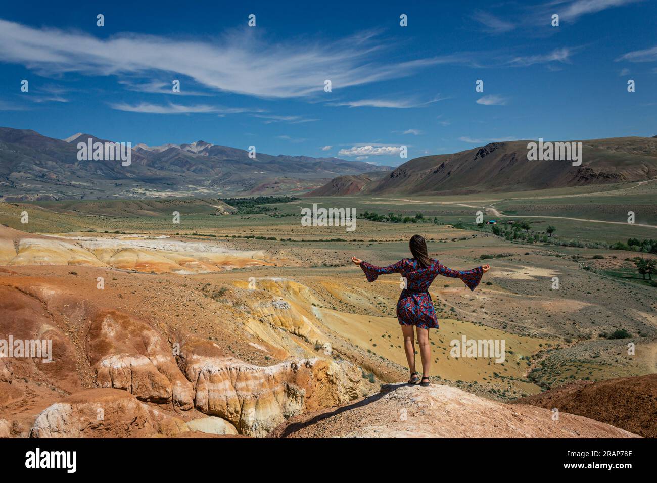 Concetto di viaggio: Donna in abito corto, mani che mostrano quanto grande e bella attrazione turistica Altai Mars Foto Stock