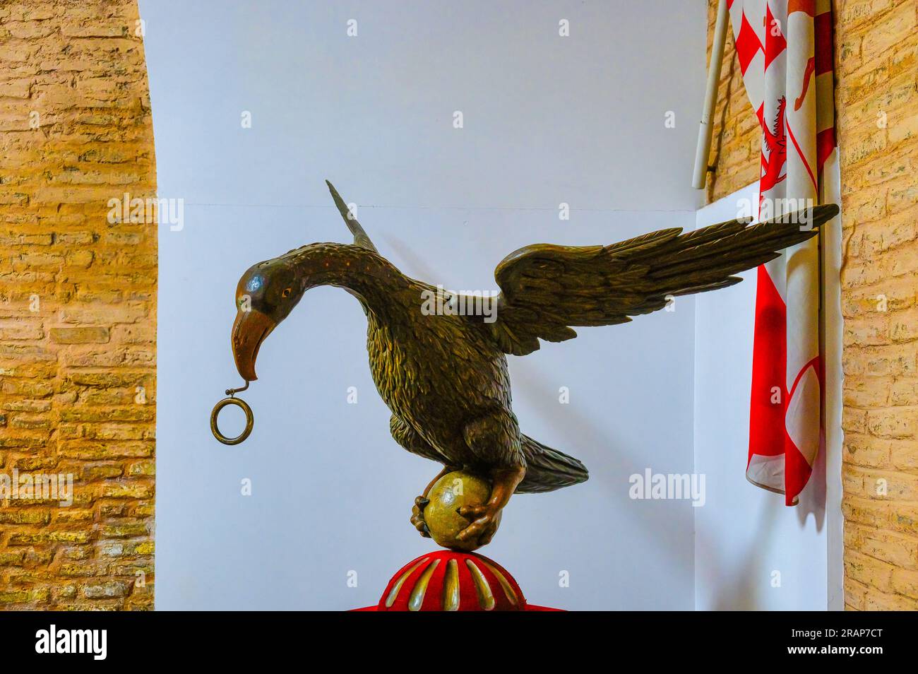 Siviglia, Spagna - 20 gennaio 2023: Statua di un'aquila nell'edificio dell'arena. La scultura ornitologica presenta ali allungate con artigli affilati ed essere Foto Stock