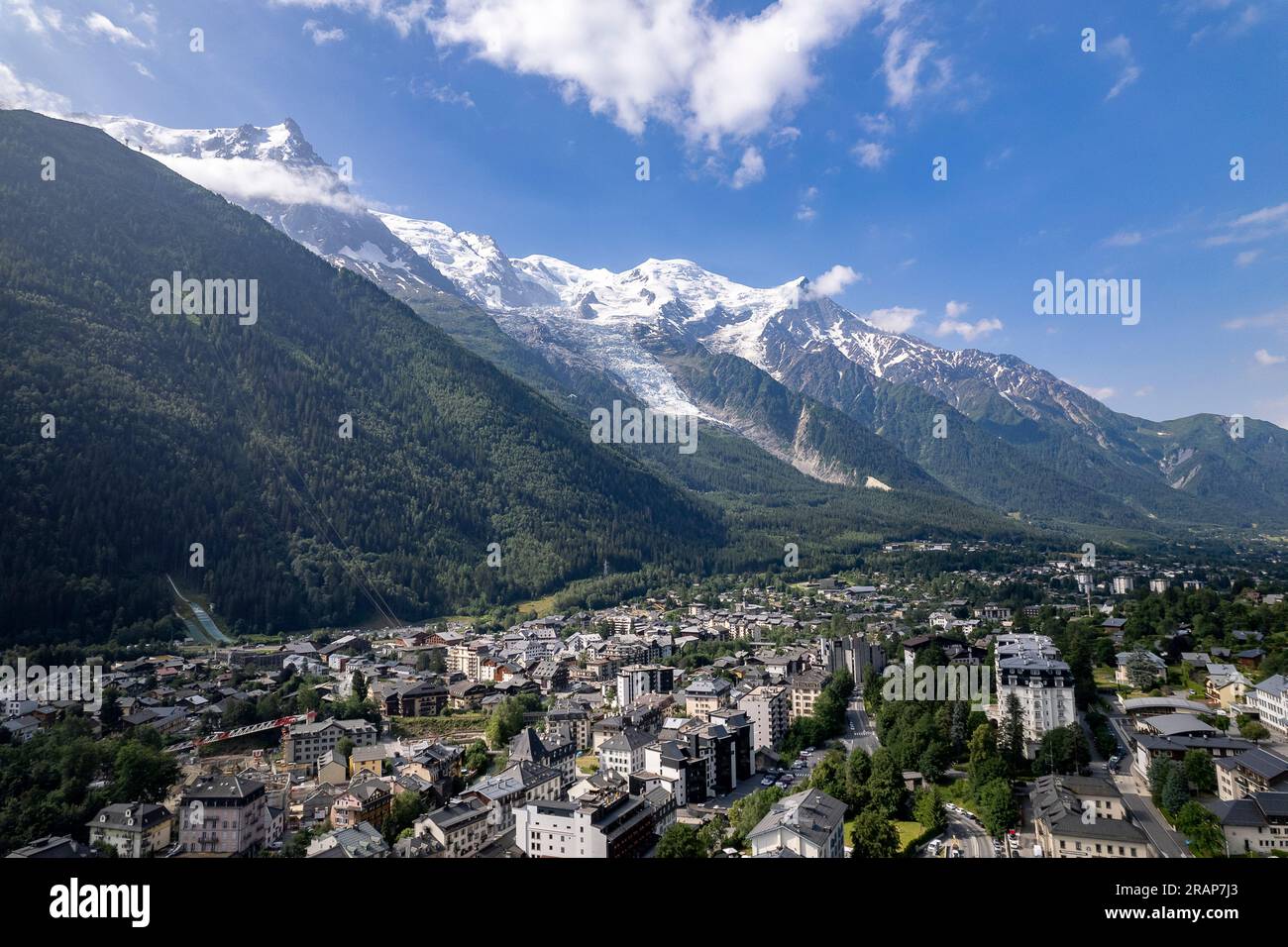 Aerea di destinazione turistica nelle Alpi francesi, villaggio di Chamonix con il massiccio del Monte bianco sullo sfondo. Stazione sciistica durante l'estate Foto Stock
