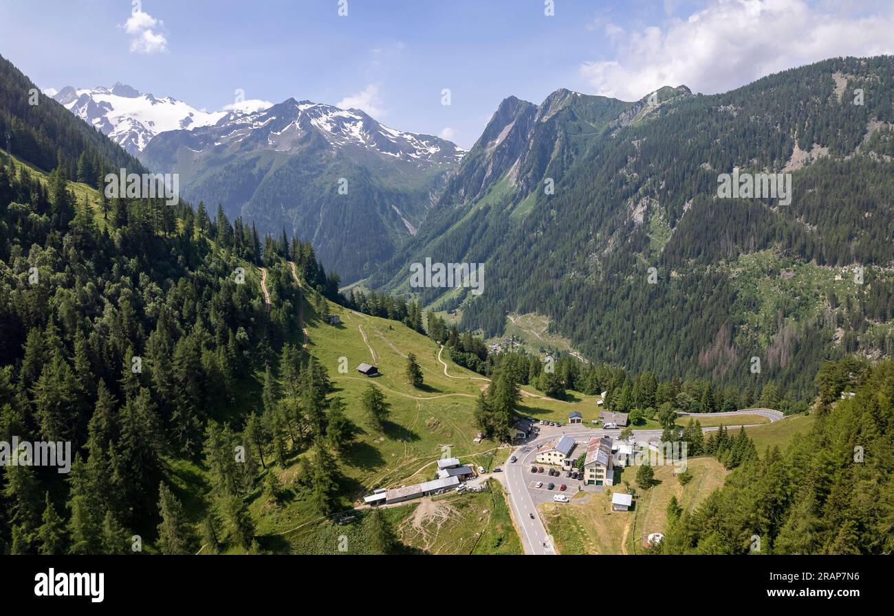 Veduta aerea di strade serpeggianti punto panoramico panoramico sulle montagne delle Alpi francesi con massicce cime di neve eterne sul Monte bianco sullo sfondo. Foto Stock