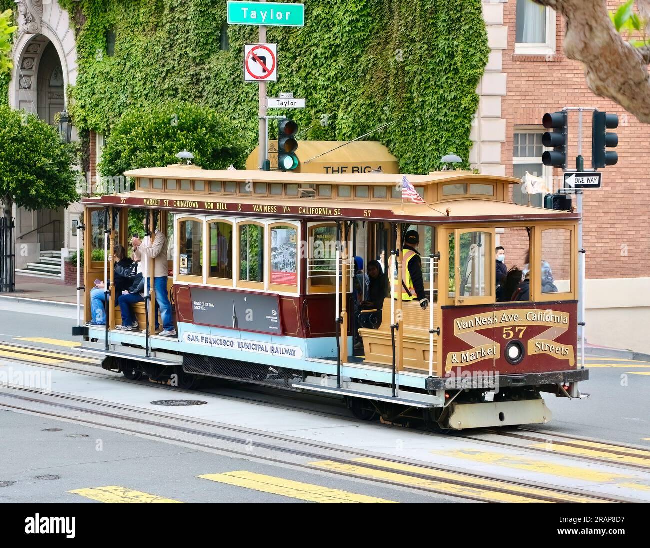 Funivia di San Francisco 57 Van Ness Avenue & Market Street che attraversa Taylor Street San Francisco California USA Foto Stock