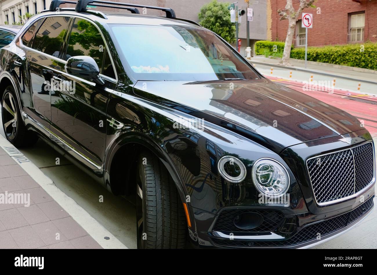 SUV di lusso Bentley Bentayga nero parcheggiato in una strada a San Francisco, California, Stati Uniti Foto Stock