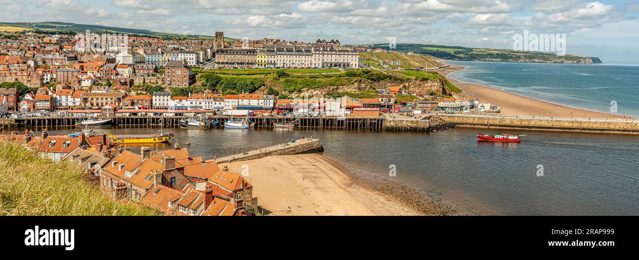 Vista panoramica all'ingresso del porto nella città vecchia di Whitby Harbour, Yorkshire, Inghilterra, Regno Unito Foto Stock