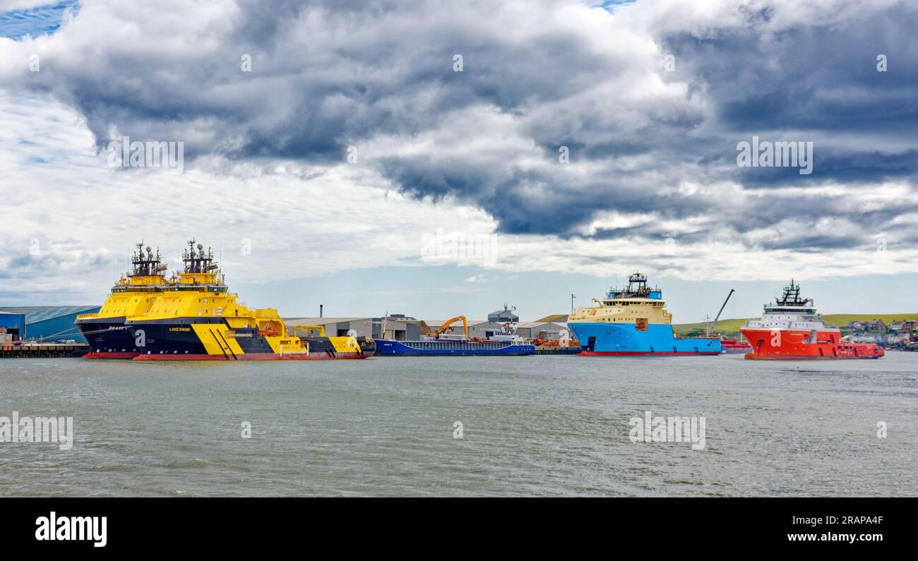 Montrose Scotland River South Esk il porto tre grandi navi di supporto per piattaforme petrolifere colorate Foto Stock