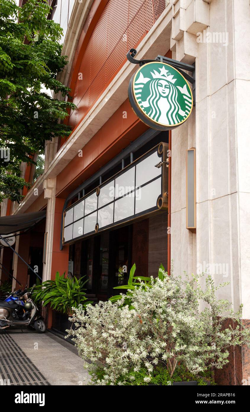 Ho chi Minh City, Vietnam - 4 giugno 2023: Cartello commerciale su una famosa caffetteria con il logo Starbucks. Popolare pubblicità del marchio di caffetteria su un bu Foto Stock