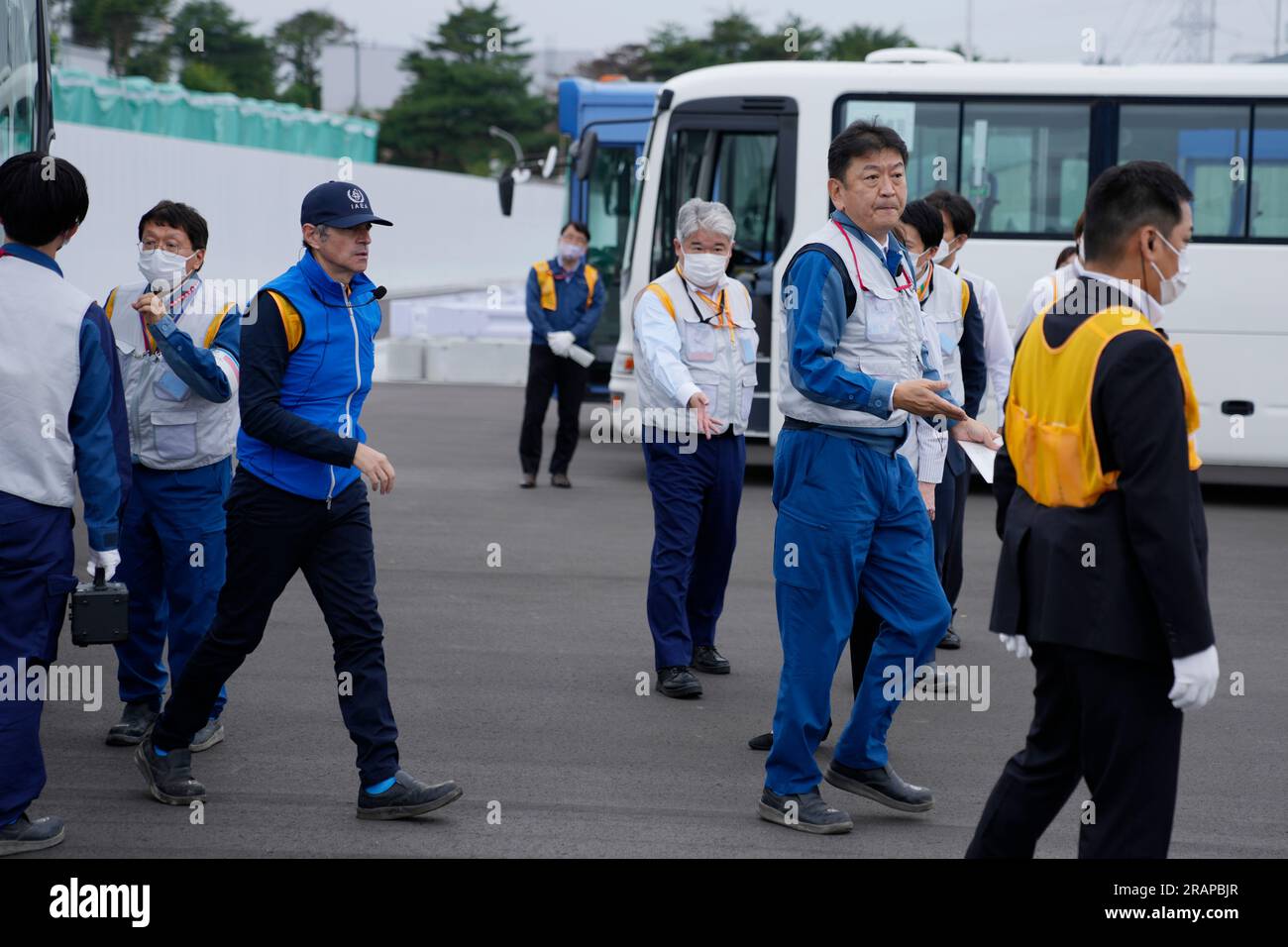5 luglio 2023, Futaba, Giappone: Rafael Mariano grossi, Direttore generale dell'Agenzia internazionale per l'energia atomica, terzo a sinistra, arriva per ispezionare la centrale nucleare danneggiata di Fukushima come Tomoaki Kobayakawa, Presidente della Tokyo Electric Power Co., secondo a destra, lo accompagna a Futaba, Giappone nordorientale, mercoledì 5 luglio 2023. (Immagine di credito: © POOL via ZUMA Press Wire) SOLO USO EDITORIALE! Non per USO commerciale! Foto Stock