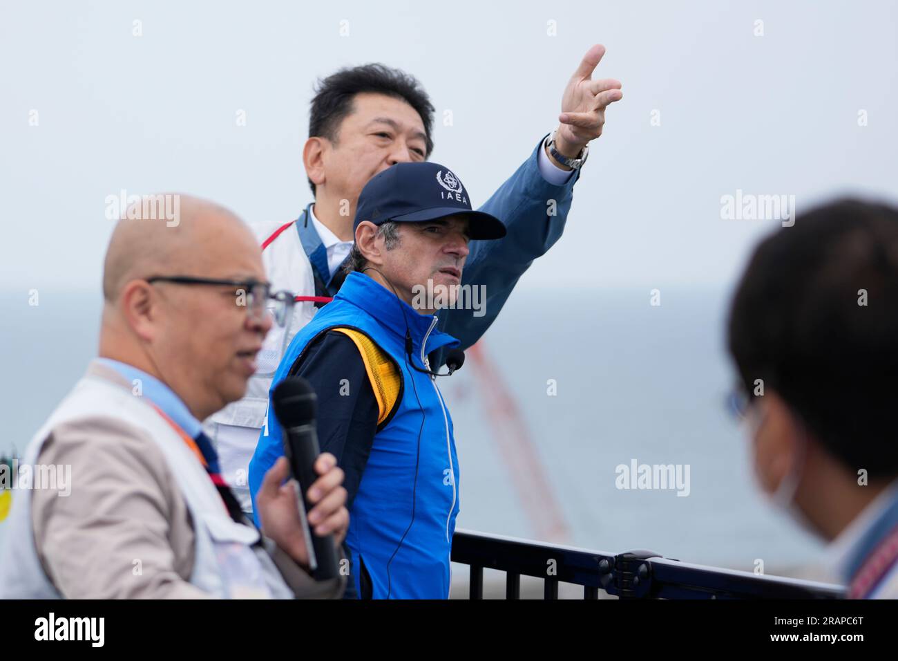 Futaba, Giappone. 5 luglio 2023. Rafael Mariano grossi, Direttore generale dell'Agenzia internazionale per l'energia atomica, centro, ascolta Tomoaki Kobayakawa, presidente della Tokyo Electric Power Co., centro indietro, spiegare le strutture utilizzate per rilasciare le acque reflue trattate, mentre visiti la centrale nucleare danneggiata di Fukushima a Futaba, Giappone nordorientale, mercoledì 5 luglio 2023. (Immagine di credito: © POOL via ZUMA Press Wire) SOLO USO EDITORIALE! Non per USO commerciale! Foto Stock