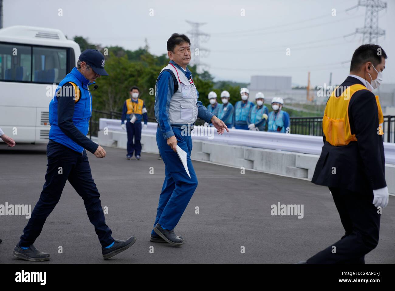 Futaba, Giappone. 5 luglio 2023. Rafael Mariano grossi, Direttore generale dell'Agenzia internazionale per l'energia atomica, a sinistra, arriva per ispezionare la centrale nucleare danneggiata di Fukushima come Tomoaki Kobayakawa, presidente della Tokyo Electric Power Co., centro, lo accompagna a Futaba, Giappone nordorientale, mercoledì 5 luglio 2023. (Immagine di credito: © POOL via ZUMA Press Wire) SOLO USO EDITORIALE! Non per USO commerciale! Foto Stock