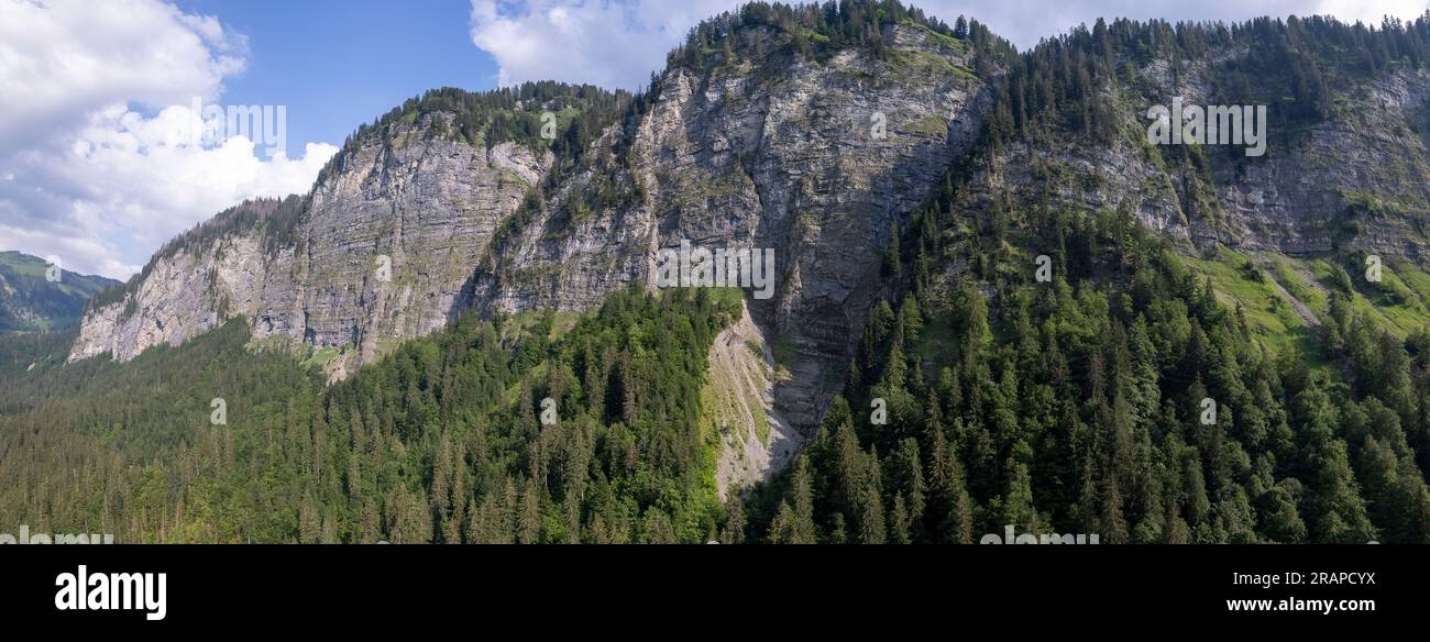La catena montuosa intorno al lago Montriond nelle Alpi francesi vicino a Les si trasforma in un laghetto d'acqua sciolta durante l'estate. Concetto di ambiente e clima Foto Stock