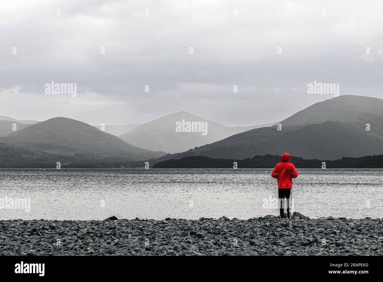 Ragazzo con un maglione rosso in bianco e nero, Loch Lamond, Scozia del Nord, Inghilterra Foto Stock