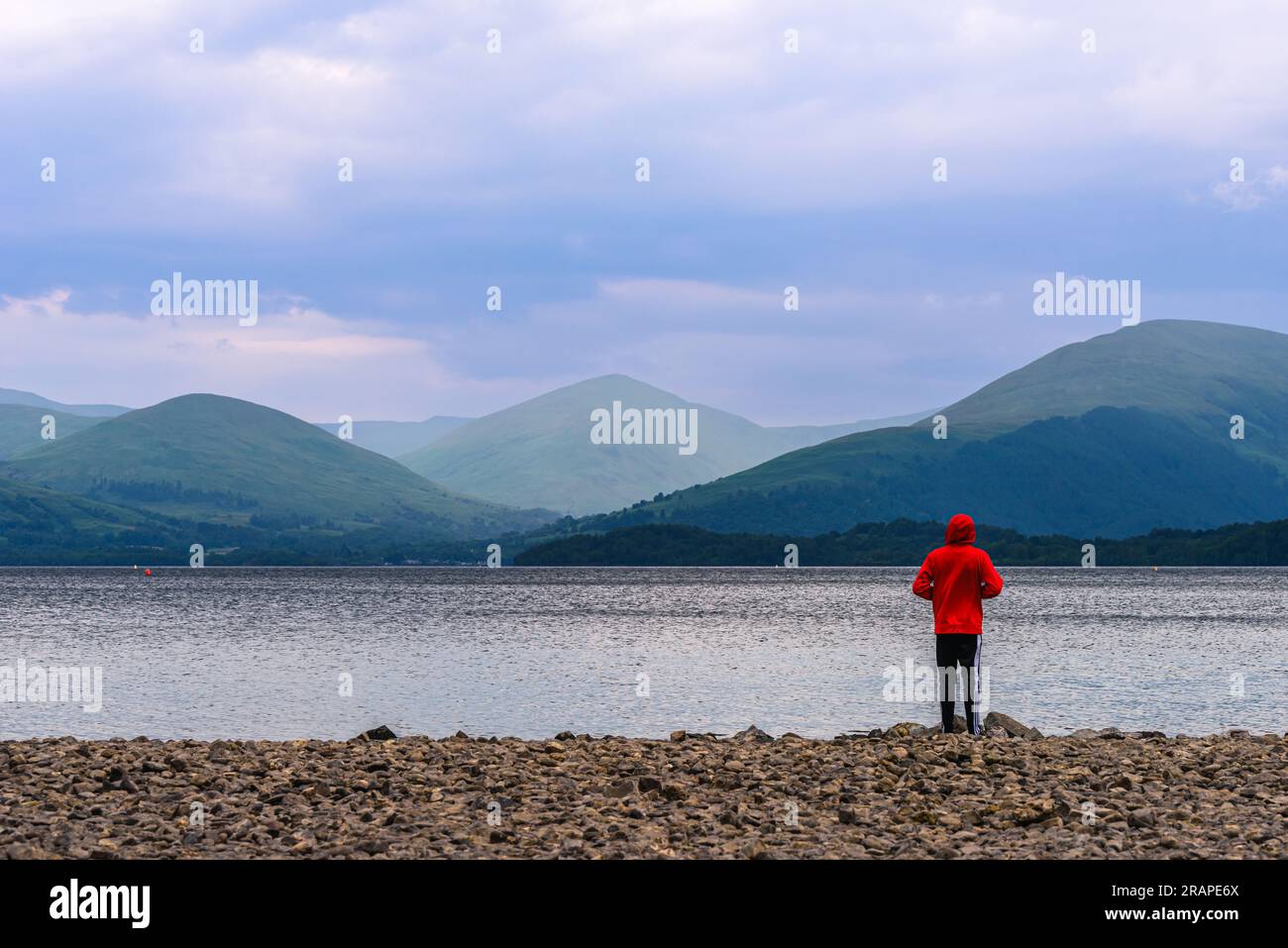 Ragazzo in saltatore rosso a Loch Lamond, Scozia del Nord, Inghilterra Foto Stock