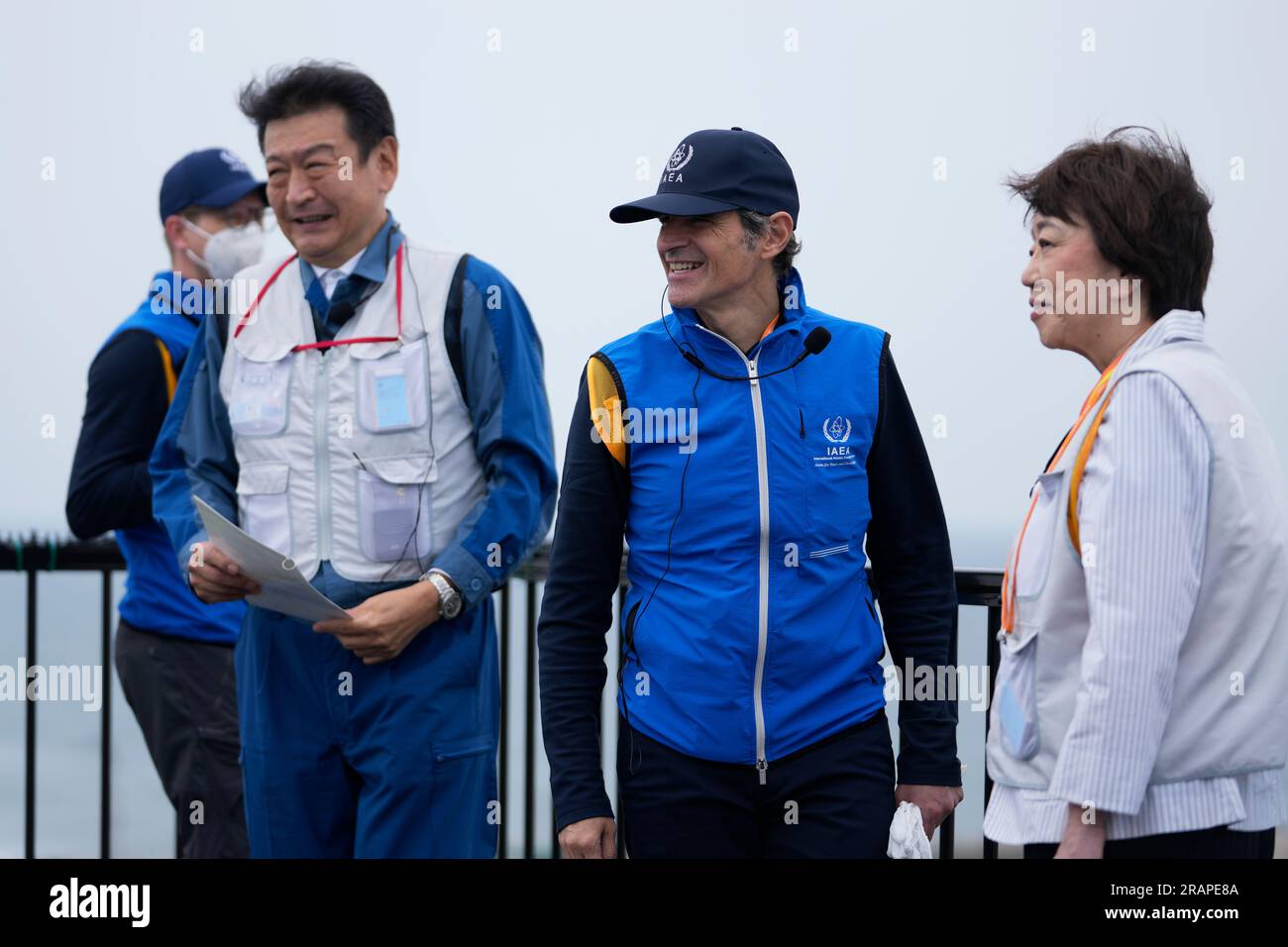 Futaba, Giappone. 5 luglio 2023. Tomoaki Kobayakawa, presidente della Tokyo Electric Power Co., sinistra, e vice ministro dell'industria giapponese Fusae Ota scortano Rafael Mariano grossi, direttore generale dell'Agenzia internazionale per l'energia atomica, tornano al loro autobus mentre visitano la centrale nucleare danneggiata di Fukushima a Futaba, Giappone nordorientale, mercoledì 5 luglio 2023. (Immagine di credito: © POOL via ZUMA Press Wire) SOLO USO EDITORIALE! Non per USO commerciale! Foto Stock