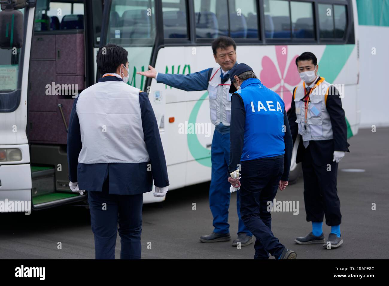 Futaba, Giappone. 5 luglio 2023. Tomoaki Kobayakawa, Presidente di Tokyo Electric Power Co., al centro, accompagna Rafael Mariano grossi, Direttore generale dell'Agenzia internazionale per l'energia atomica, tornano al loro autobus mentre visitano la centrale nucleare danneggiata di Fukushima a Futaba, Giappone nordorientale, mercoledì 5 luglio 2023. (Immagine di credito: © POOL via ZUMA Press Wire) SOLO USO EDITORIALE! Non per USO commerciale! Foto Stock