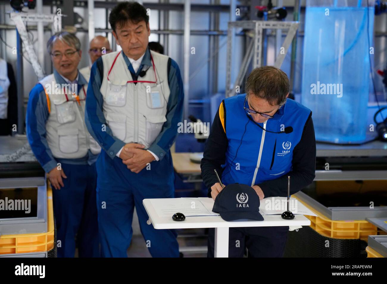 Futaba, Giappone. 5 luglio 2023. Rafael Mariano grossi, Direttore generale dell'Agenzia internazionale per l'energia atomica, Right, firma accordi di cooperazione con Tokyo Electric Power Co. (TEPCO) sullo scambio di informazioni per aumentare la vita marina, mentre lui e il presidente della TEPCO Tomoaki Kobayakawa stavano visitando un laboratorio presso la centrale nucleare danneggiata di Fukushima a Okuma, Giappone nordorientale, mercoledì 5 luglio 2023. (Immagine di credito: © POOL via ZUMA Press Wire) SOLO USO EDITORIALE! Non per USO commerciale! Foto Stock