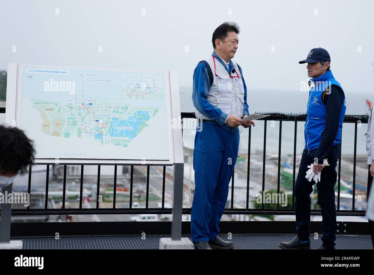 Futaba, Giappone. 5 luglio 2023. Rafael Mariano grossi, Direttore generale dell'Agenzia internazionale per l'energia atomica, Right, ascolta Tomoaki Kobayakawa, Presidente della Tokyo Electric Power Co., spiegare le strutture utilizzate per rilasciare le acque reflue trattate durante la visita alla centrale nucleare danneggiata di Fukushima a Futaba, Giappone nordorientale, mercoledì 5 luglio 2023. (Immagine di credito: © POOL via ZUMA Press Wire) SOLO USO EDITORIALE! Non per USO commerciale! Foto Stock
