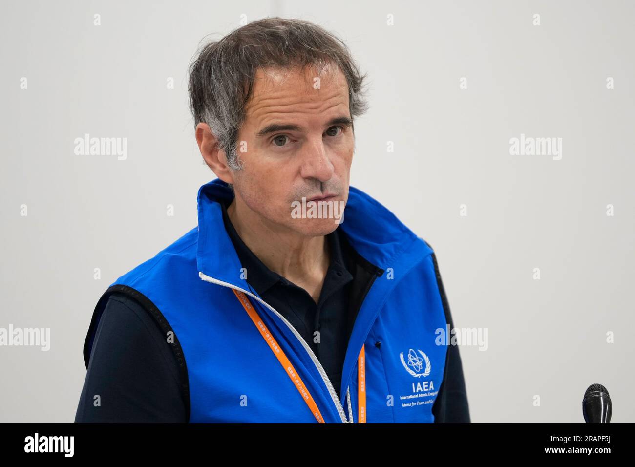 Futaba, Giappone. 5 luglio 2023. Rafael Mariano grossi, Direttore generale dell'Agenzia internazionale per l'energia atomica, ascolta la domanda di un giornalista durante una conferenza stampa presso la centrale nucleare danneggiata di Fukushima a Okuma, Giappone nordorientale, mercoledì 5 luglio 2023. (Immagine di credito: © POOL via ZUMA Press Wire) SOLO USO EDITORIALE! Non per USO commerciale! Foto Stock