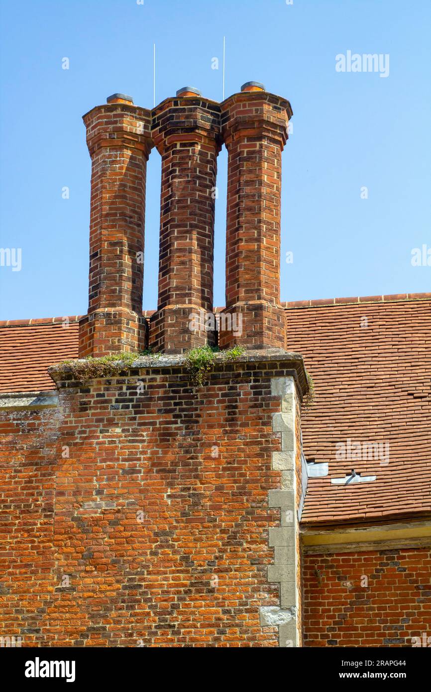 Camini restaurati sul tetto di un palazzo Tudor di 500 anni situato vicino a Basingstoke, nell'Hampshire, Inghilterra. Foto Stock