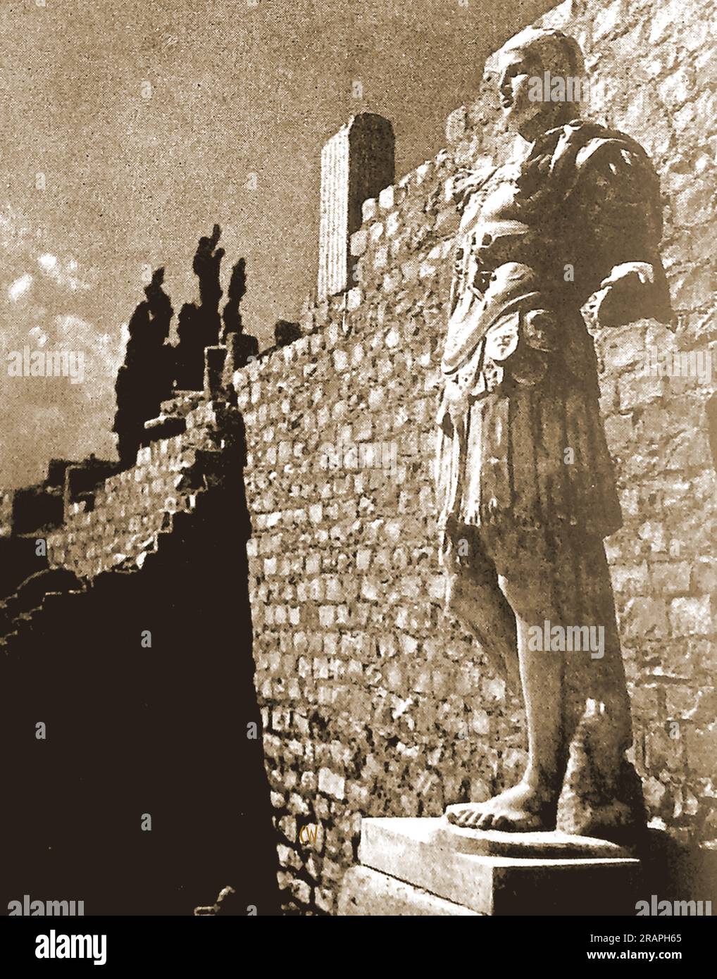 Una statua tra i resti romani a Vaucluse, in Francia, nel 1939. - Una statua tra i resti romani a Vaucluse, in Francia, nel 1939. - Une statue parmi les restes romains à Vaucluse, en France, en 1939. Foto Stock