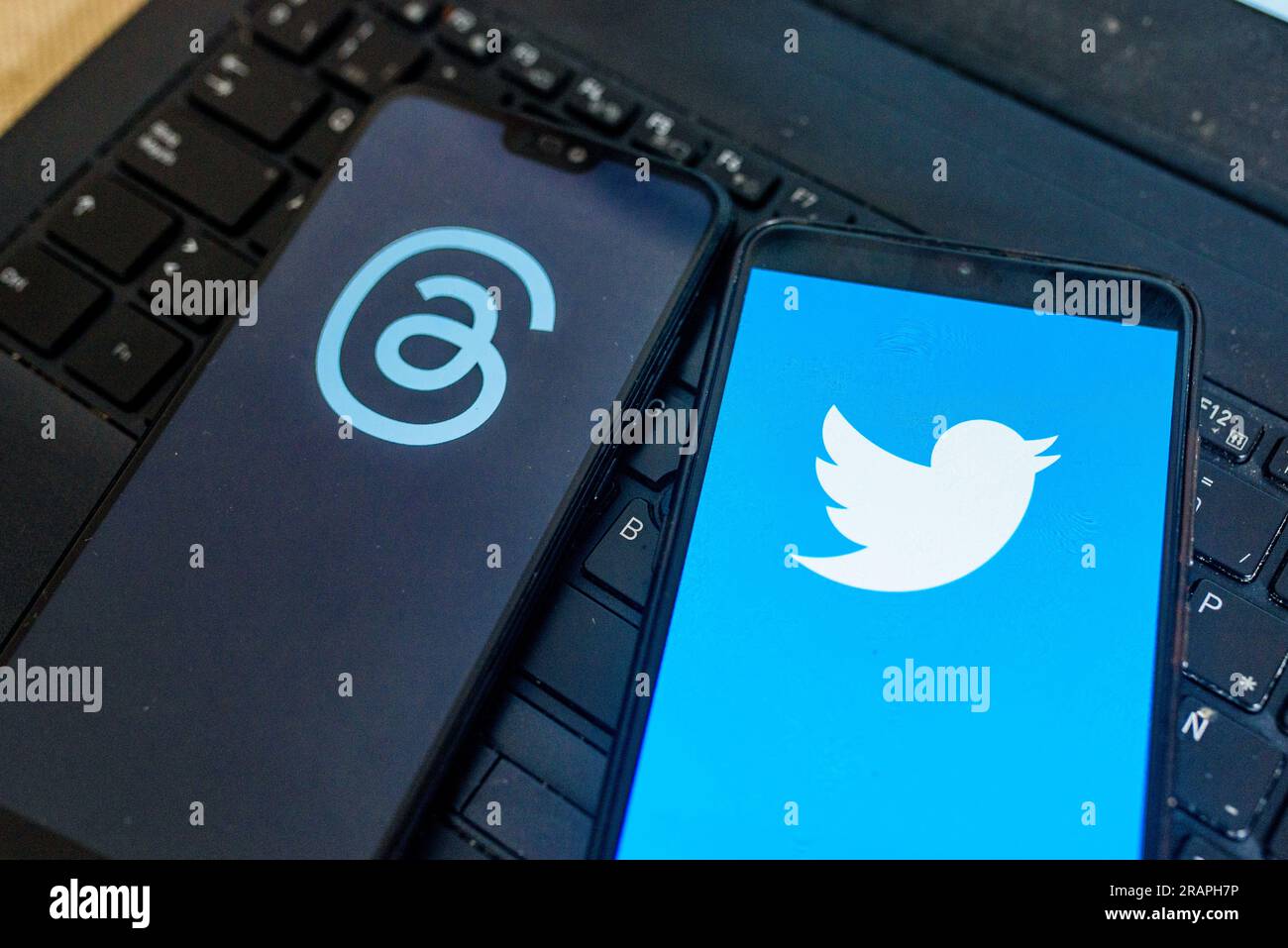 Barcellona, Spagna. 5 luglio 2023. In questa foto, i thread dell'app dal  logo Meta e dal logo Twitter sono visibili sul display di due telefoni  cellulari su una tastiera. Threads è l'ultima