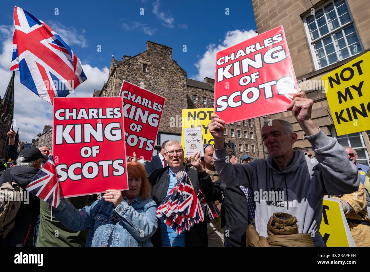 Edimburgo, Scozia, Regno Unito, 5 luglio 2023. I membri pro-monarchici e realisti del pubblico si affrontano contro gli anti-monarchici che stanno organizzando una manifestazione pro-repubblica fuori dalla High Court sul Royal Mile. Il re Carlo III di Edimburgo deve essere presentato oggi le onorificenze di Scozia nella Cattedrale di St Giles. Le onorificenze di Scozia sono i gioielli della corona scozzese. Iain Masterton/Alamy Live News Foto Stock