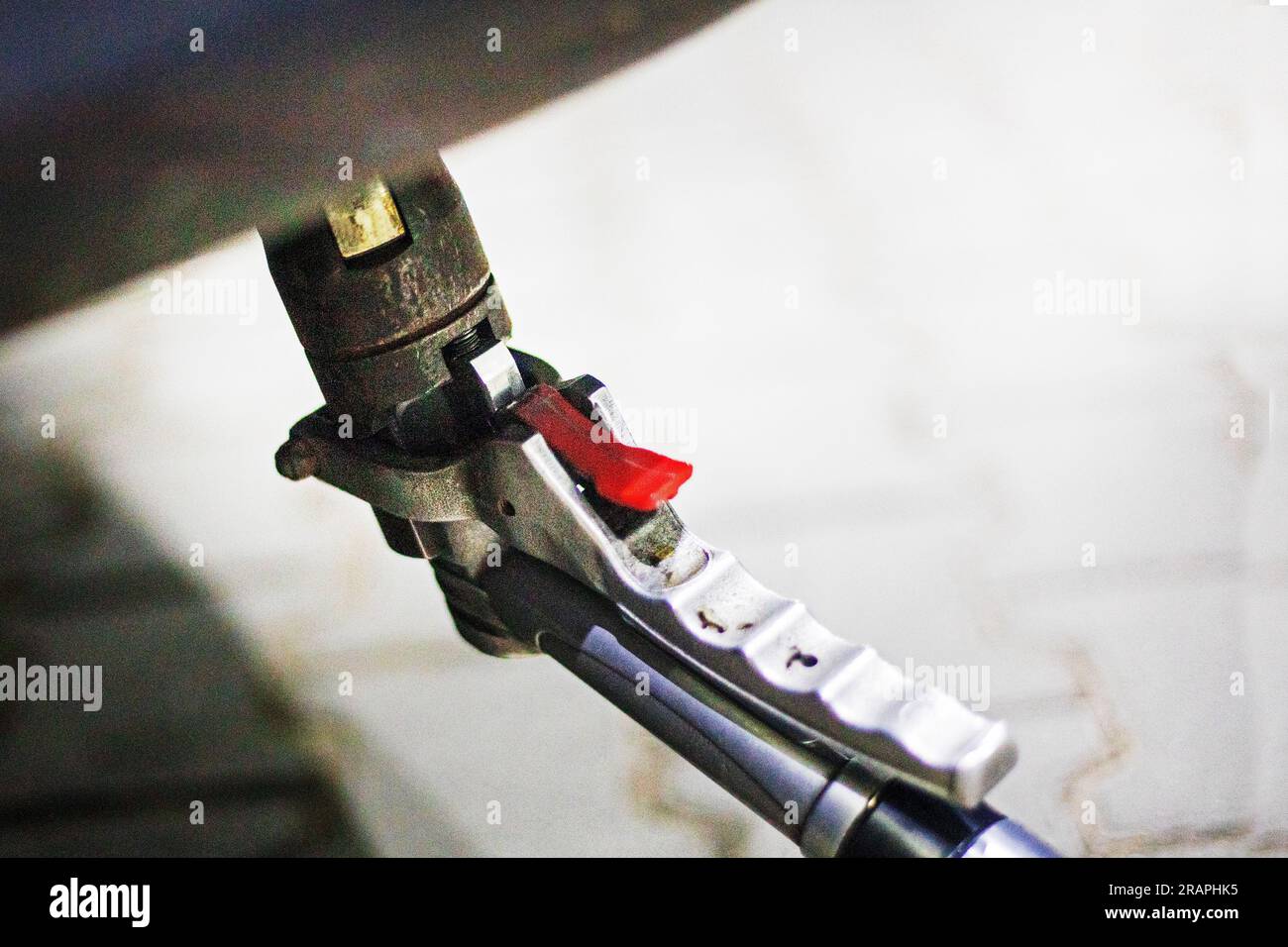 pistola a gas che riempie l'auto alla stazione di servizio. Crisi economica. crollo dei prezzi Foto Stock