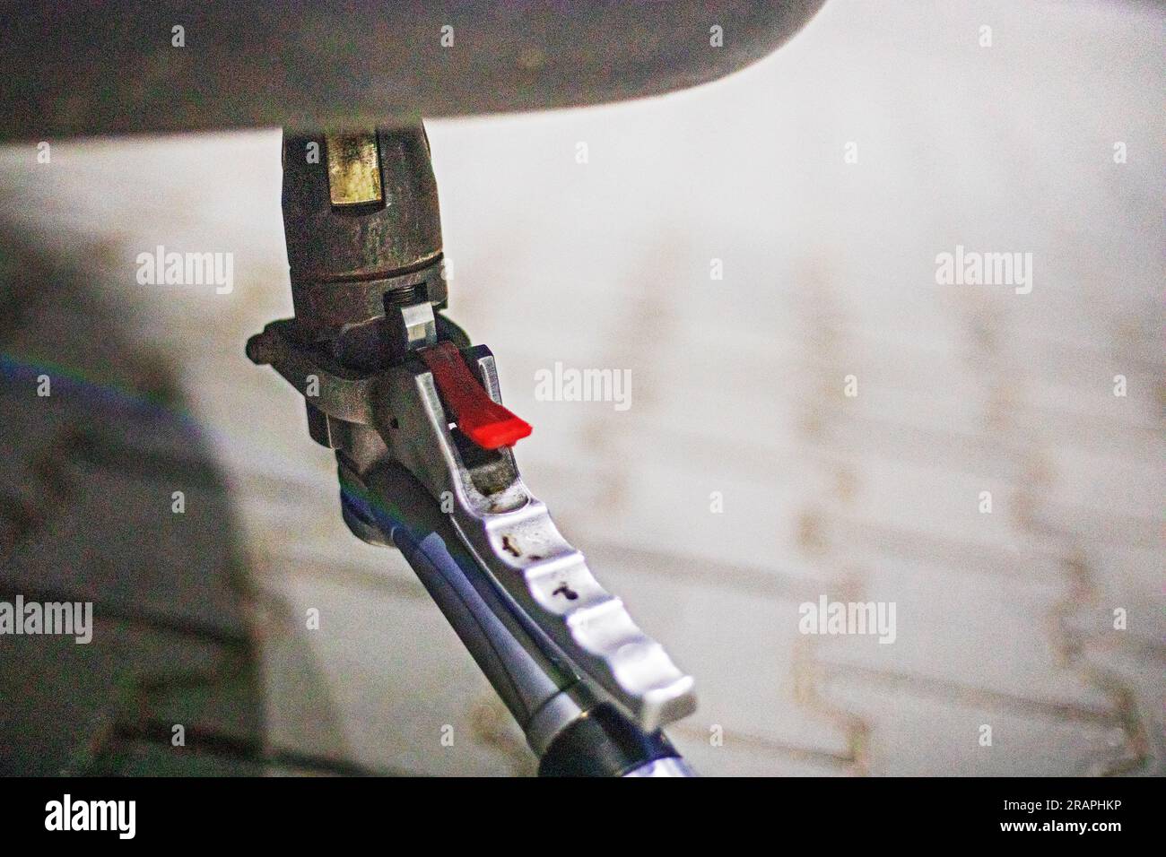 pistola a gas da vicino che riempie l'auto presso la stazione di servizio. Crisi economica. crollo dei prezzi Foto Stock