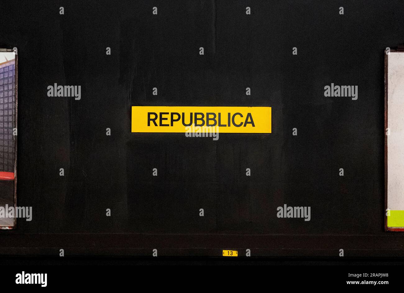 Cartello della stazione 'Repubblica' della metropolitana M3 di Milano, linea gialla, Milano, Italia Foto Stock