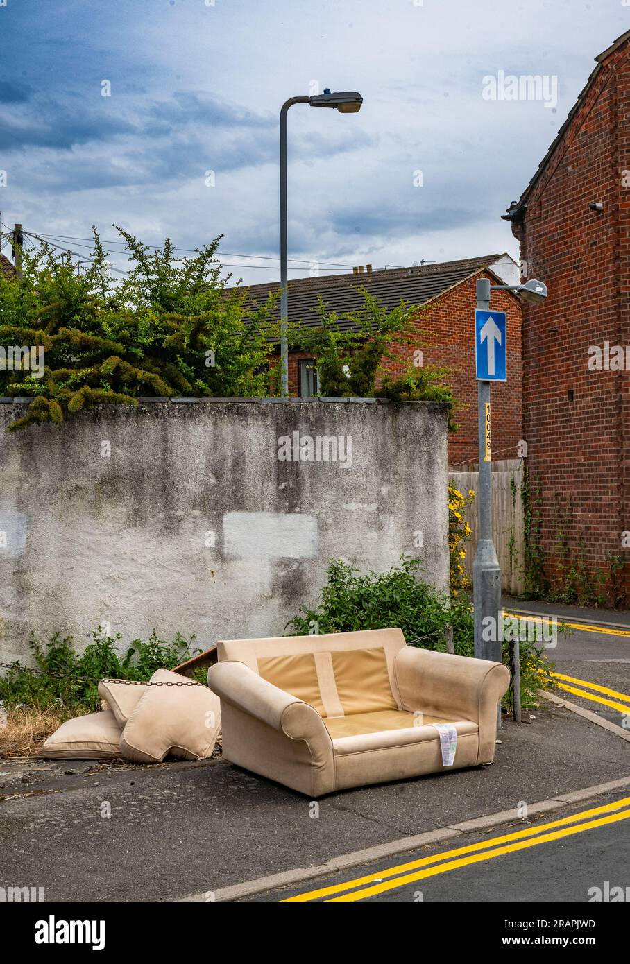 Fly Tipping – i mobili sono stati scaricati e sono stati spostati all'angolo di una strada in una zona residenziale della città Foto Stock