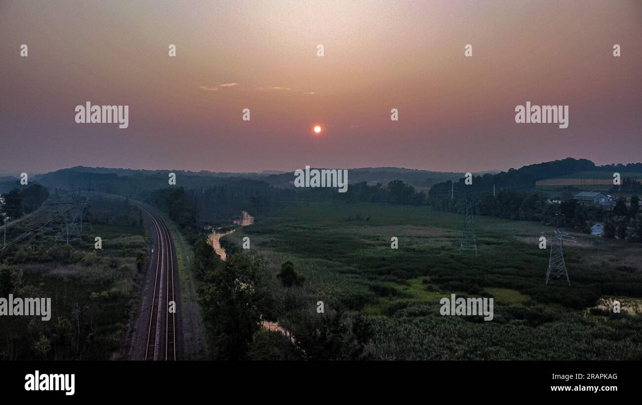 Percorsi paralleli: La convergenza di fiumi e rotaie Foto Stock