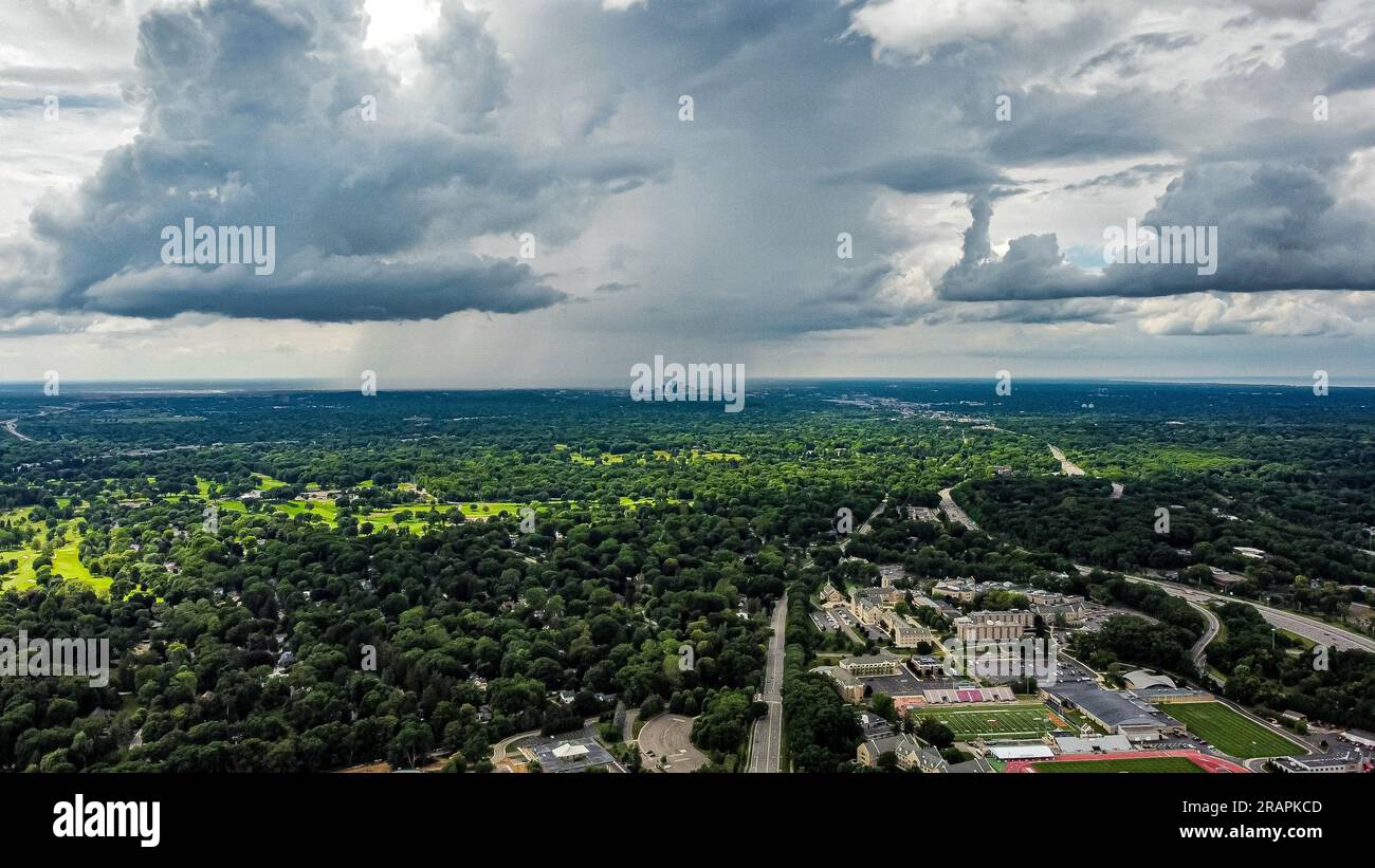 Serenità urbana: Vista aerea di un paesaggio urbano immerso nella natura Foto Stock