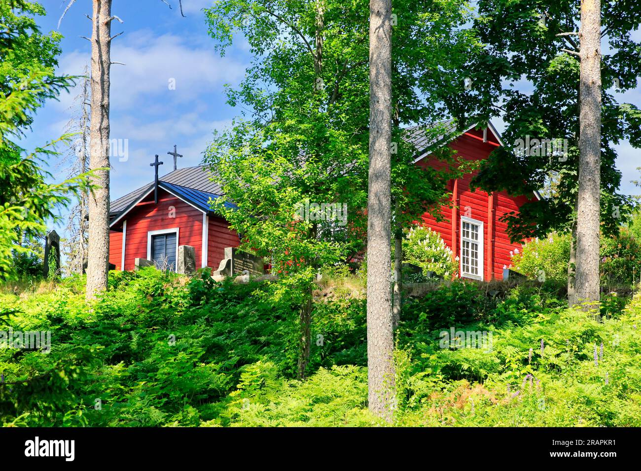 Chiesa di Karkola in legno rosso, costruita nel 1842, e campanile in ambiente rurale di Pusula, Lohja, Finlandia, in una splendida giornata estiva. Giugno 2023. Foto Stock