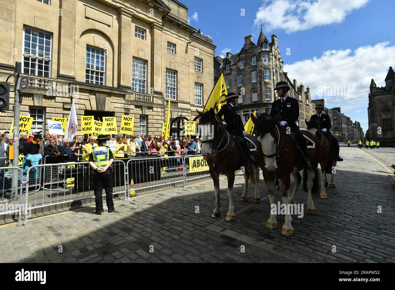 Ufficiali di polizia a cavallo accanto a manifestanti anti anti-monarchici fuori dalla Cattedrale di St Giles, Edimburgo, davanti al servizio nazionale del Ringraziamento e della dedica per re Carlo III e la regina Camilla, e alla presentazione delle onorificenze di Scozia. Data foto: Mercoledì 5 luglio 2023. Foto Stock