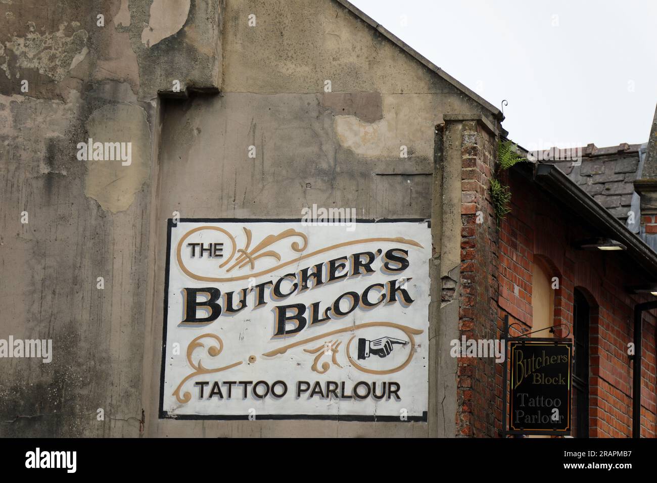 Cartello per la sala dei tatuaggi Butchers Block a Woigan Foto Stock