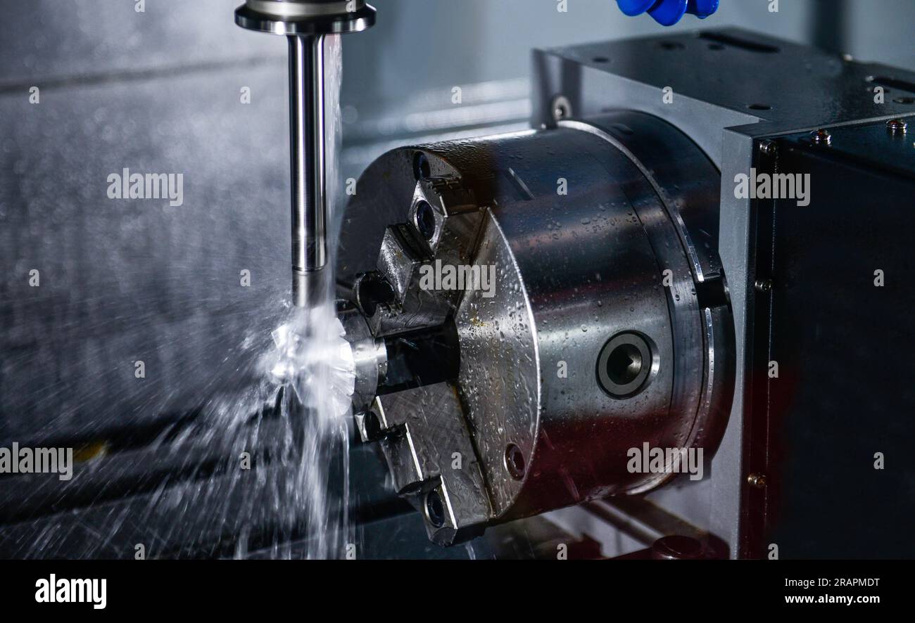 Fresatrice CNC per la lavorazione dei metalli. Taglio di metalli lavorazione moderna concetto di lavorazione ad alta tecnologia. Foto Stock