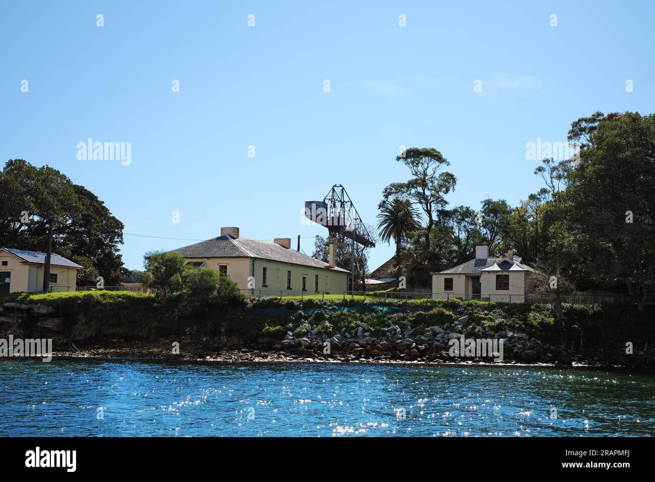 Guardiani caserme, gru e laboratori di ingegneria marina a Goat Island, visti dall'acqua sul porto di Sydney, nuovo Galles del Sud. Foto Stock