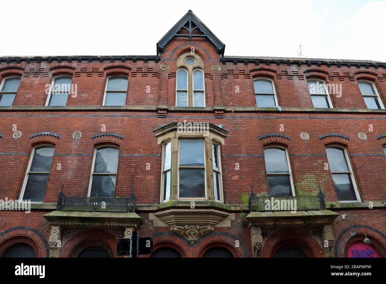 Edificio con simboli massonici a King Street a Wigan Foto Stock