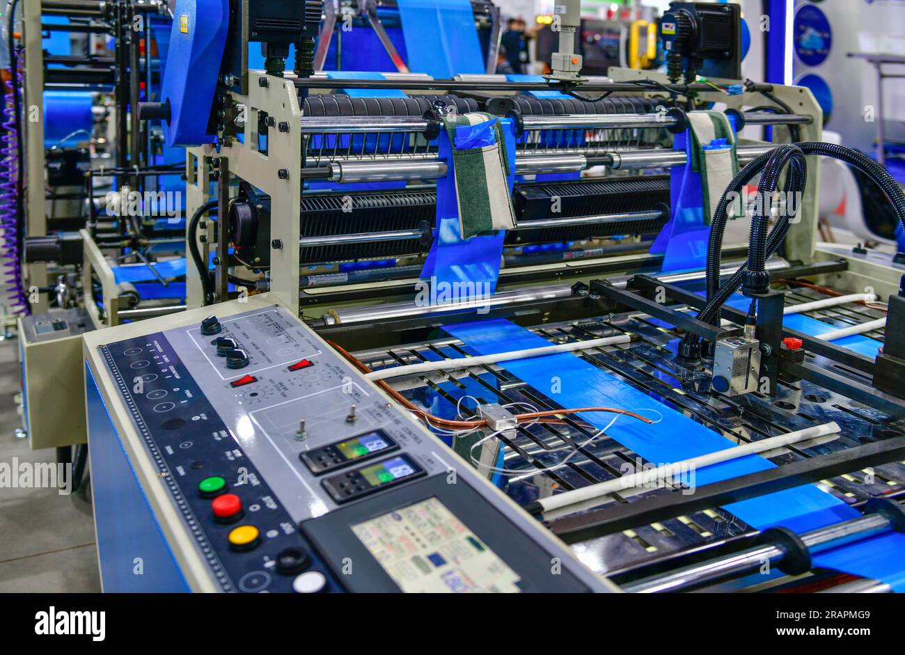 Linea di produzione automatizzata sacchetto di plastica blu industriale in macchinari e tecnologia espositivi Foto Stock