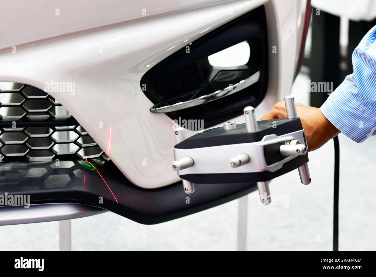 Gli scanner laser 3D portatili misurano la precisione delle parti automobilistiche. negli impianti industriali. Foto Stock