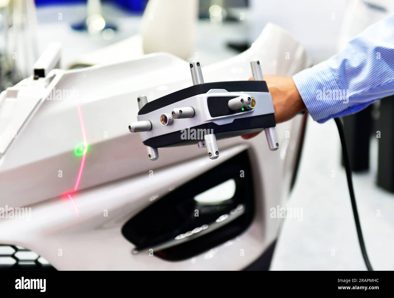 Gli scanner laser 3D portatili misurano la precisione delle parti automobilistiche. negli impianti industriali. Foto Stock