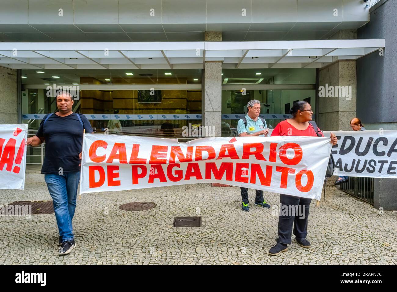 I lavoratori dell'istruzione brasiliani dimostrano di esigere condizioni di lavoro e retribuzioni migliori. Provengono dalla regione di Duque Caxias Foto Stock