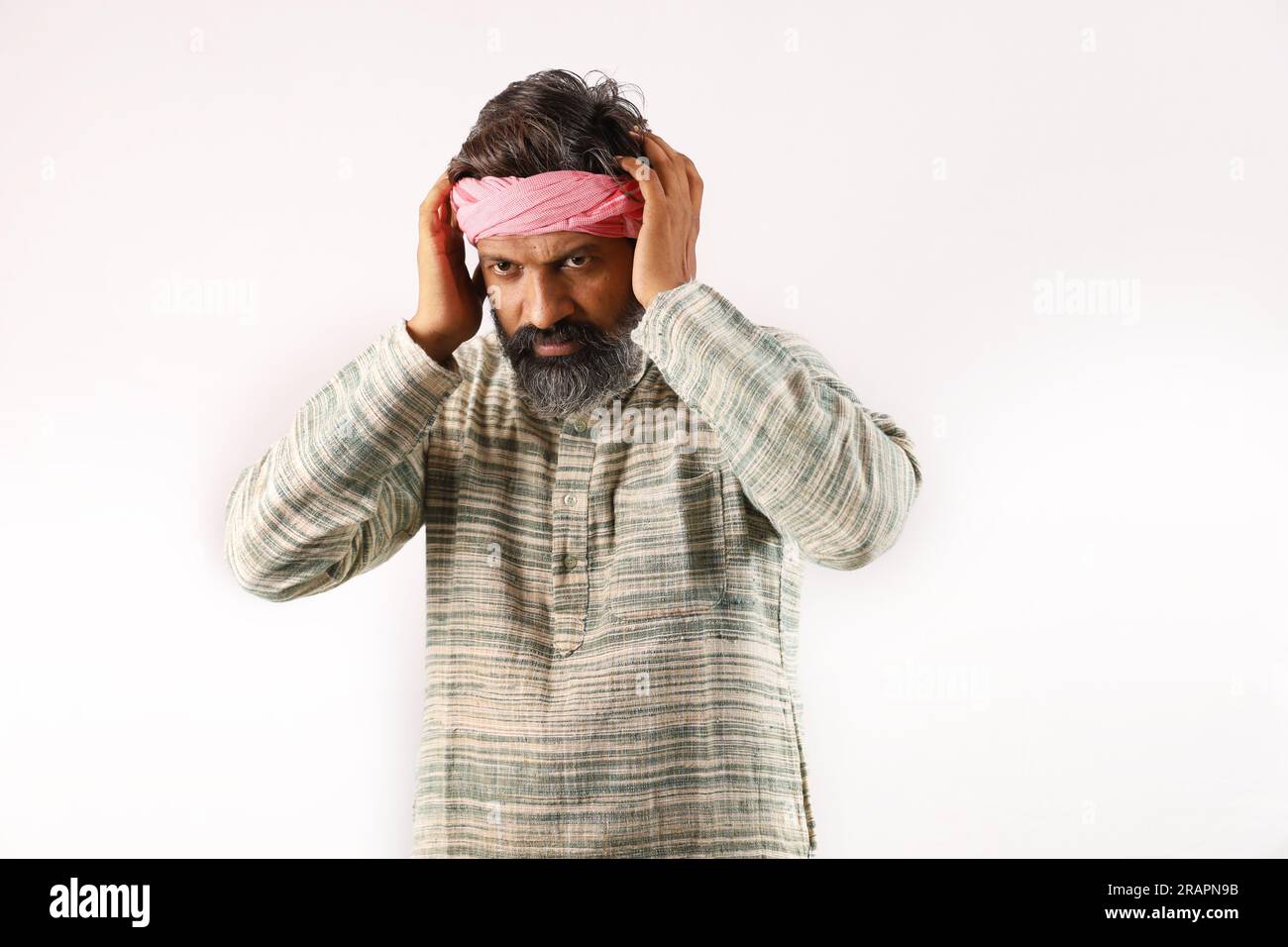 Ritratto di un uomo barbuto indiano nel concetto rurale dell'India. Espressioni funky sfondo bianco. povero abitante del villaggio. varie espressioni e stati d'animo di povertà Foto Stock