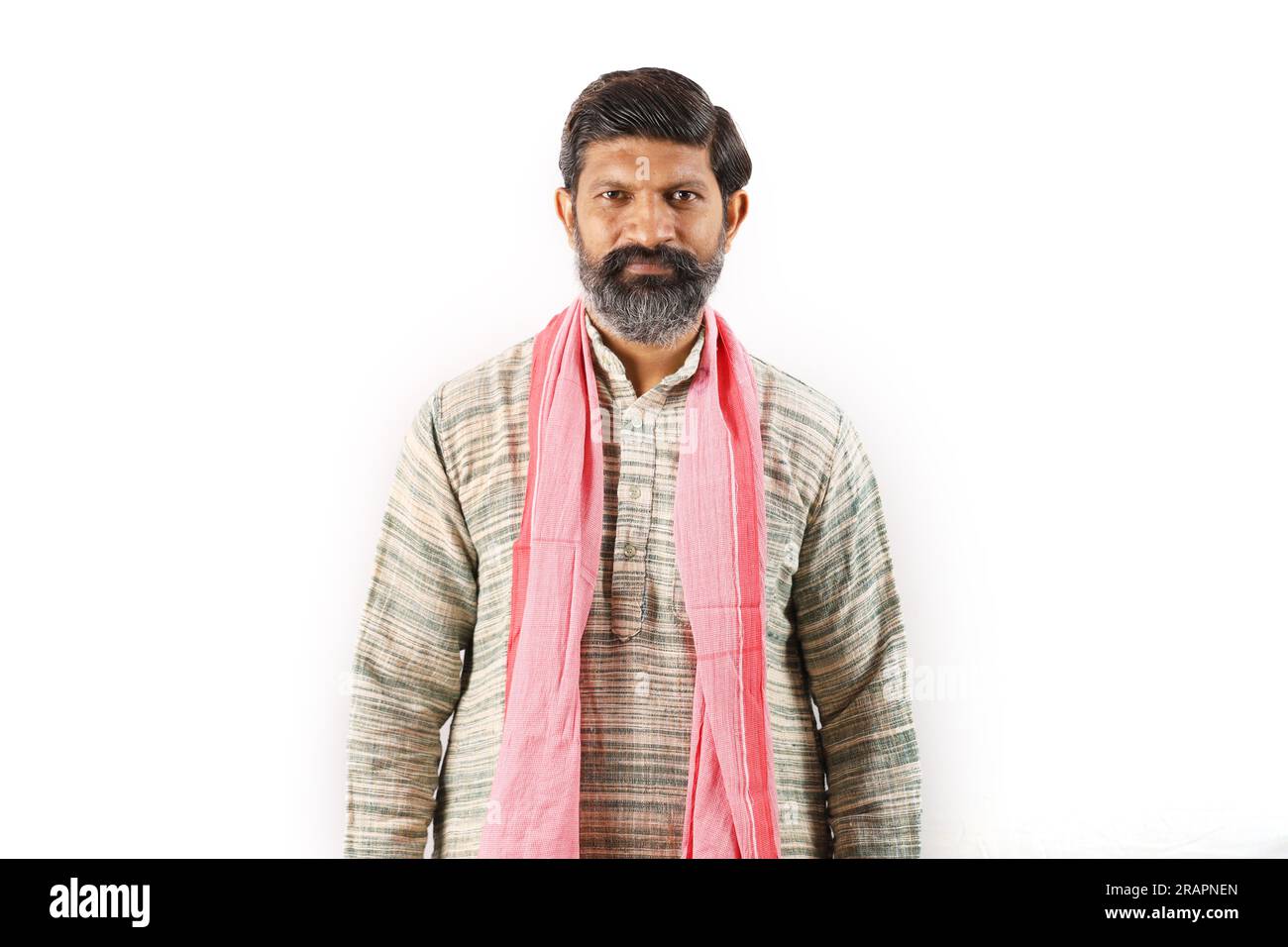 Ritratto di un uomo barbuto indiano nel concetto rurale dell'India. Espressioni funky sfondo bianco. povero abitante del villaggio. varie espressioni e stati d'animo di povertà Foto Stock