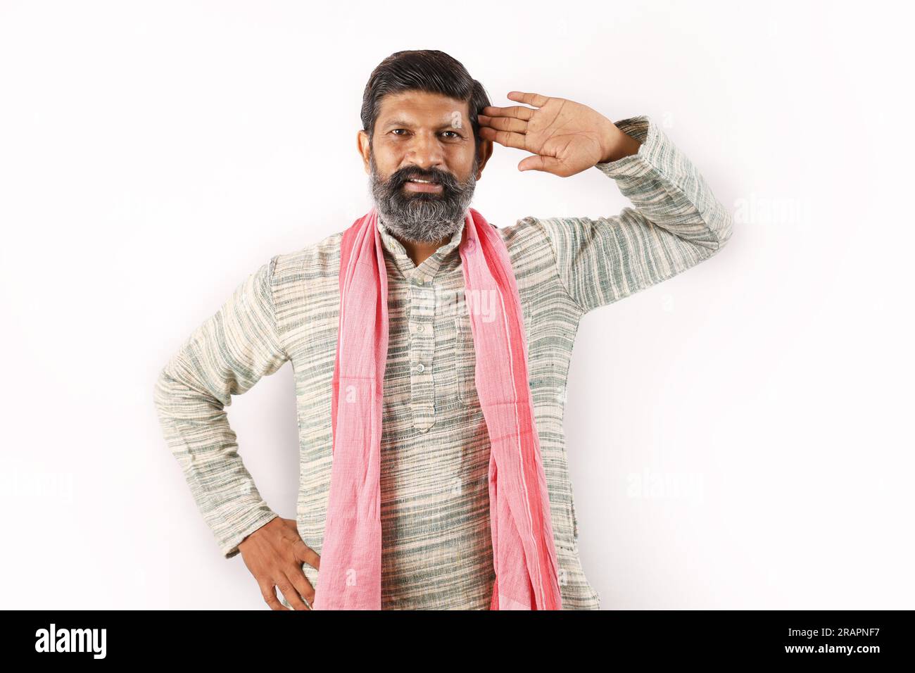 Ritratto di un uomo barbuto indiano nel concetto rurale dell'India. Espressioni funky sfondo bianco. povero abitante del villaggio. varie espressioni e stati d'animo di povertà Foto Stock