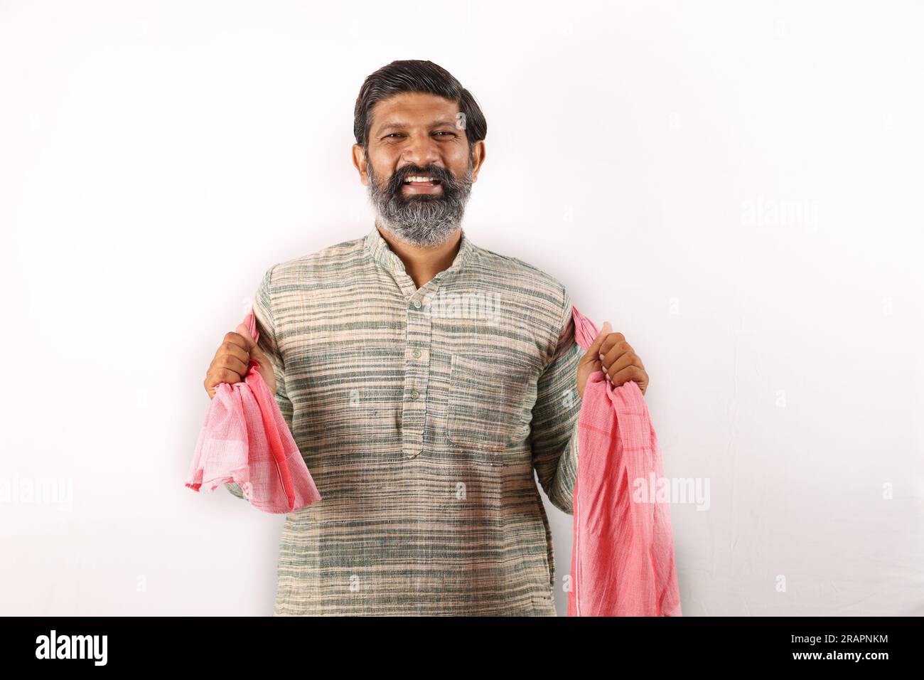 Ritratto di un uomo barbuto indiano nel concetto rurale dell'India. Espressioni funky sfondo bianco. povero abitante del villaggio. varie espressioni e stati d'animo di povertà Foto Stock