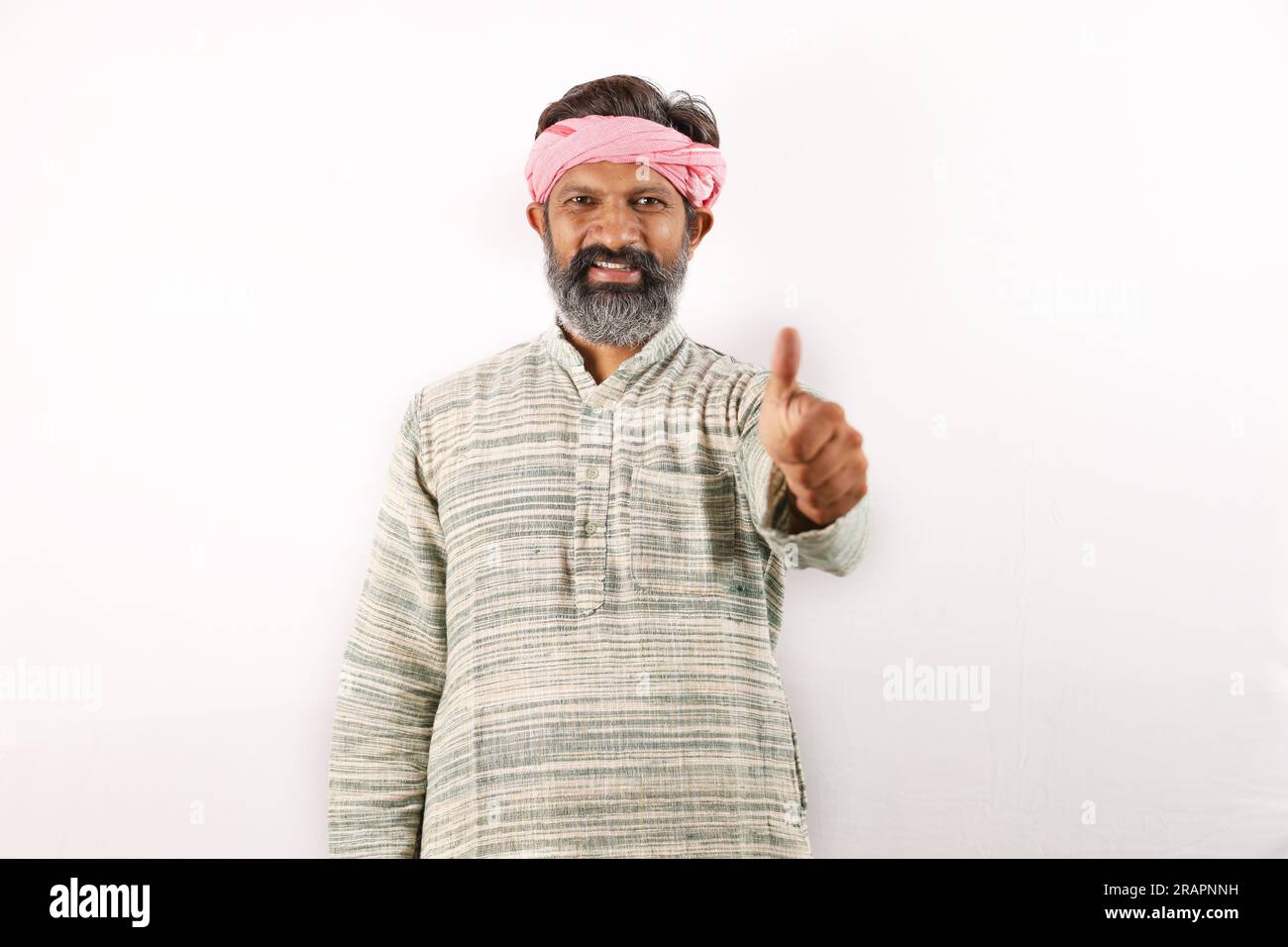 Ritratto di un uomo barbuto indiano nel concetto rurale dell'India. Espressioni funky sfondo bianco. povero abitante del villaggio. varie espressioni e stati d'animo di povertà Foto Stock