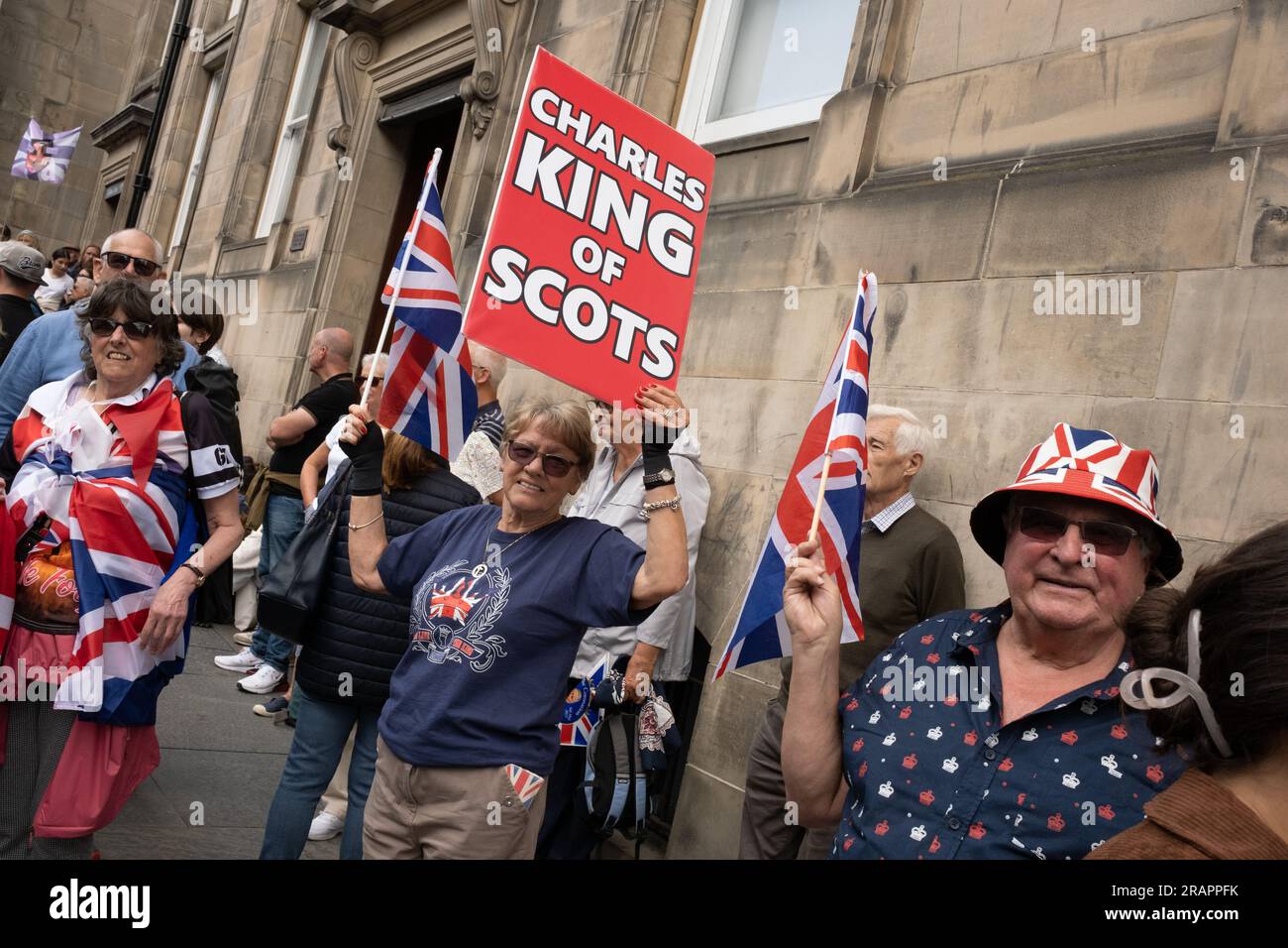 Edimburgo, Scozia, 5 luglio 2023. La gente si trova sulla Royal Mile High Street per vedere le processioni reali mentre la Scozia segna l'incoronazione reale di sua Maestà re Carlo III, a Edimburgo, in Scozia, il 5 luglio 2023. Crediti fotografici: Jeremy Sutton-Hibbert/Alamy Live News Foto Stock