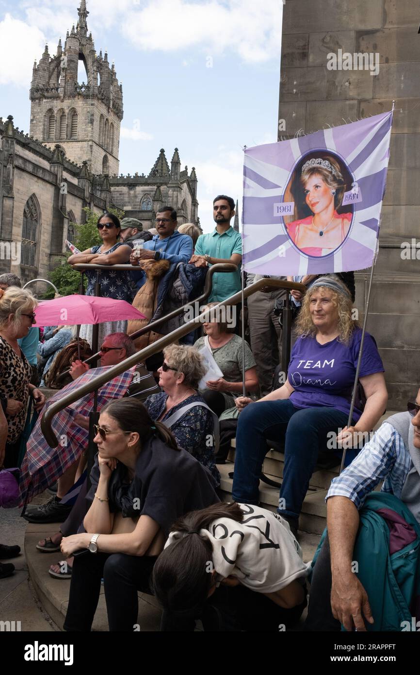 Edimburgo, Scozia, 5 luglio 2023. La gente si trova sulla Royal Mile High Street per vedere le processioni reali mentre la Scozia segna l'incoronazione reale di sua Maestà re Carlo III, a Edimburgo, in Scozia, il 5 luglio 2023. Crediti fotografici: Jeremy Sutton-Hibbert/Alamy Live News Foto Stock