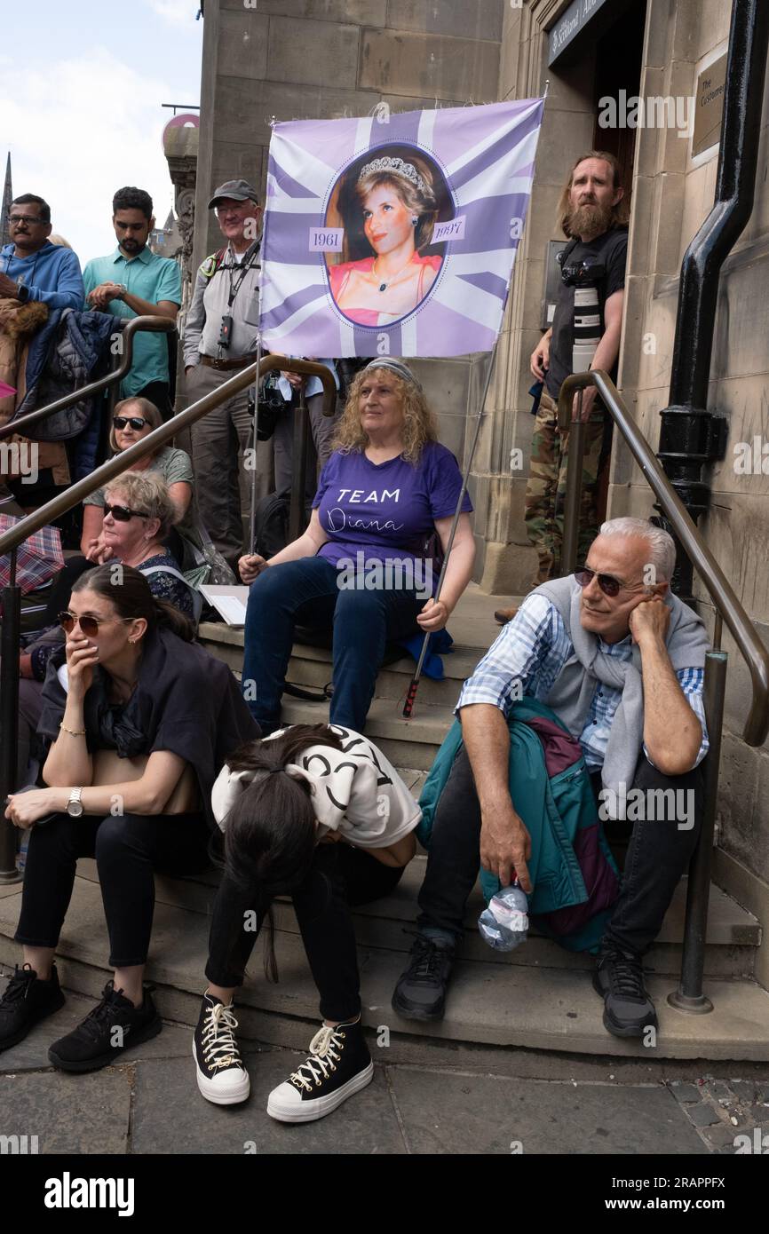Edimburgo, Scozia, 5 luglio 2023. La gente si trova sulla Royal Mile High Street per vedere le processioni reali mentre la Scozia segna l'incoronazione reale di sua Maestà re Carlo III, a Edimburgo, in Scozia, il 5 luglio 2023. Crediti fotografici: Jeremy Sutton-Hibbert/Alamy Live News Foto Stock